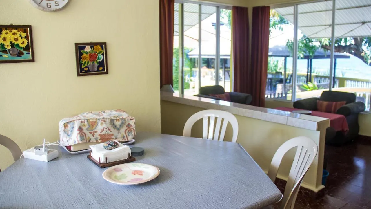 House Of Erabo Hotel Runaway Bay Guest house